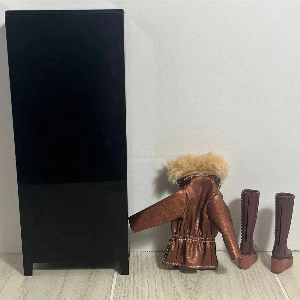 Mattel Barbie My Scene Doll Black Locker Brown Jacket Fur trim +Boots